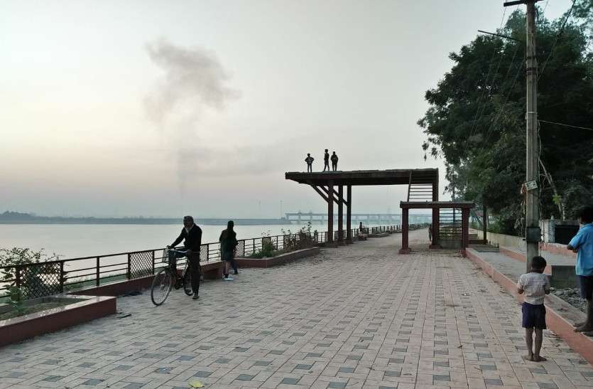 यहां खड़े होकर आप देख सकेंगे हसदेव नदी का शानदार नजारा, सूर्योदय व सूर्यास्त का समय इसकी खूबसूरती पर लगाएगा चार चांद यहां खड़े होकर आप देख सकेंगे हसदेव नदी का शानदार नजारा, सूर्योदय व सूर्यास्त का समय इसकी खूबसूरती पर लगाएगा चार चांद