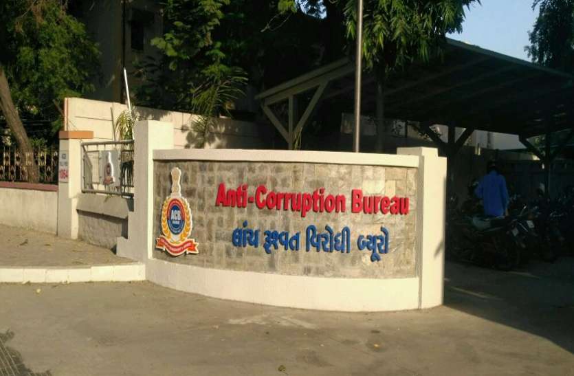 ACB nabs BSNL Engineer in South Gujarat taking bribe of Rs 70000/-