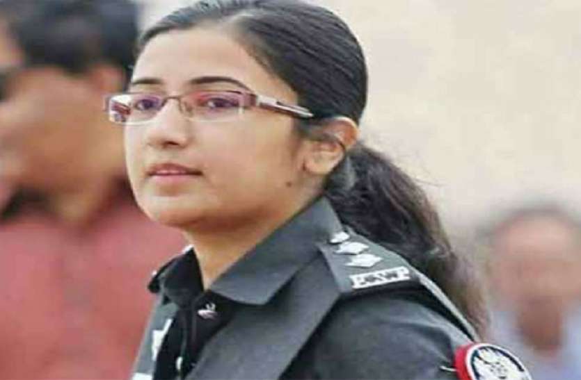 pakistani officer घरवाले देना चाहते थे धार्मिक शिक्षा लेकिन बनी ऑफिसर, कुछ इस तरह है सुर्खियों में आई पाकिस्तानी महिला अफसर की कहानी