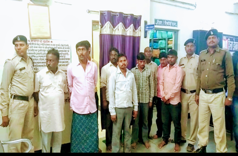 crime news हाइवा से हादसे के बाद आक्रोशित ग्रामीणों ने एएसआई को पीटा, आठ लोग गिरफ्तार
