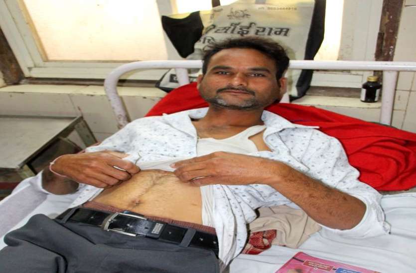 kisan ko peeta बिल जमा करने के बाद भी बिजली कर्मचारियों ने किसान से की मारपीट