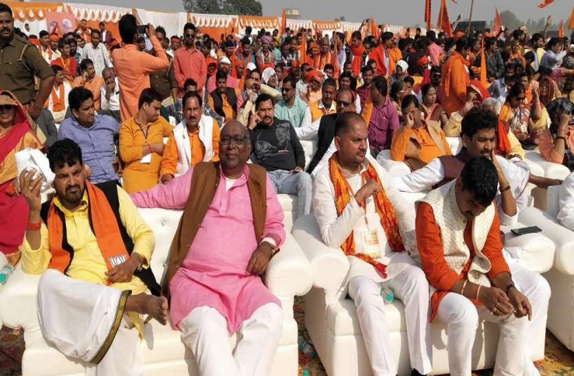 ayodhya मोदी के सांसद और योगी के विधायक भी उतरे राम मंदिर के समर्थन में, दिया विहिप का साथ