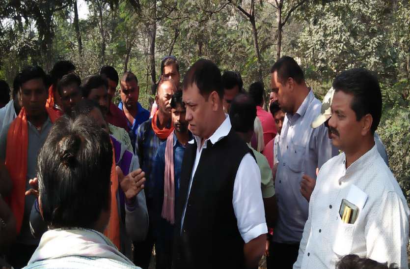 शनिवार की रात 10 बजे से ट्रक के ड्राइवर और पोकलेन के ऑपरेटर हड़ताल पर हैं। मानिकपुर खदान में अब भी जारी है वाहन चालकों की हड़ताल, कोयले का परिवहन पूरी तरह से है बंद