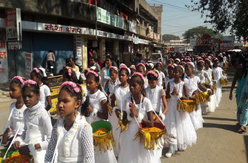 Girls in rally मसीहियों ने निकाली 2 किलोमीटर लंबी शोभायात्रा, कहा- ख्रीस्त हमारा राजा है, युवक-युवतियां करते रहे डांस