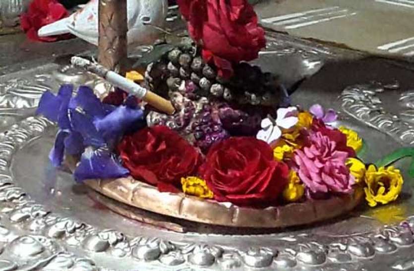 lutru mahadev mandir इस मंदिर में भोलेनाथ पीते हैं सिगरेट, अर्पित करते ही अपने आप सुलगने लगती है