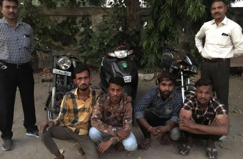 Mobile loot gang busted, 4 accused arrested राह चलते लोगों से मोबाइल लूटने वाले गिरोह का पर्दाफाश