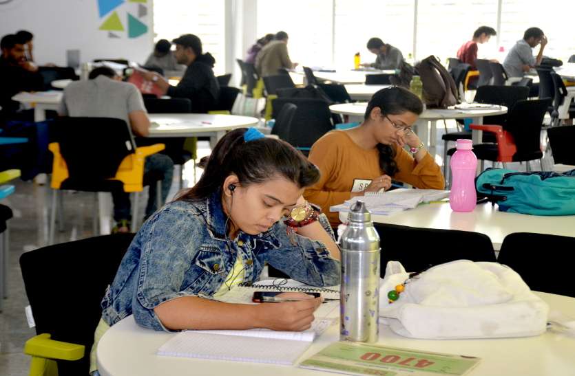Chhattisgarh news IAS, जज, प्रोफेसर, डॉक्टर ने दान में दी किताबें, आज हजारों स्टूडेंट्स ले रहे इसका फायदा