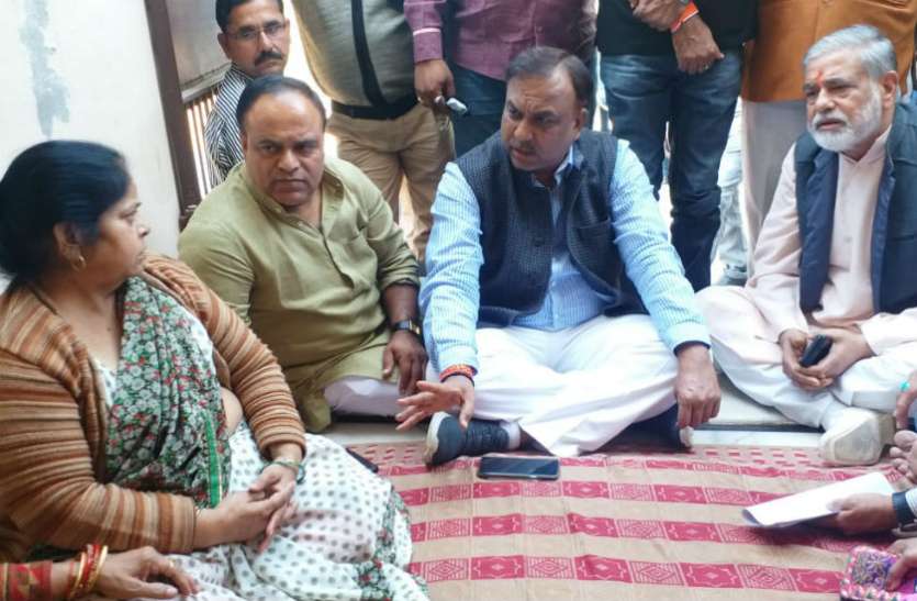agra police थाने में मंदबुद्धि की पिटाई से मौत के बाद मचा हड़कम्प, विधवा मां को सांत्वना देने पहुंचे मेयर