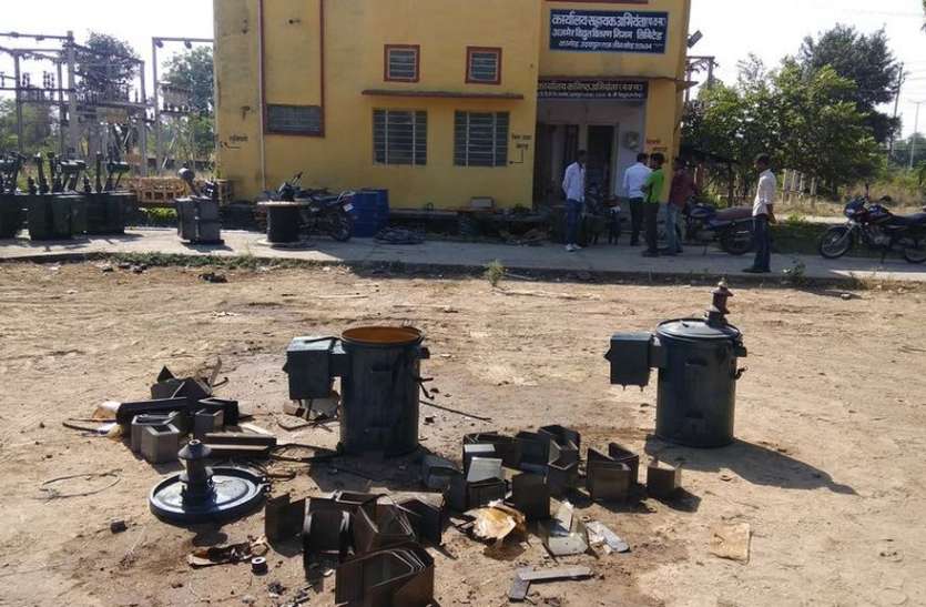 news कर्मचारी को बंधक बनाकर छह ट्रांसफार्मर से चुरा ले गए डेढ़ क्विंटल तांबा