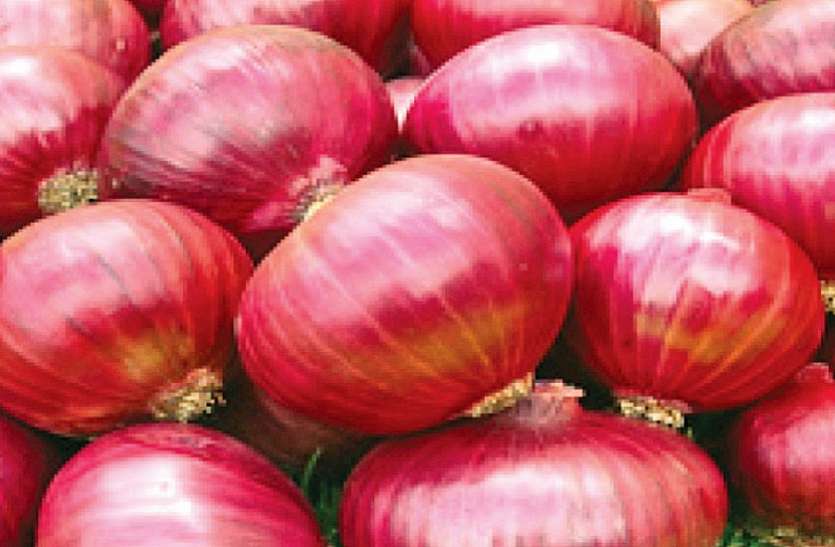 किसानों के आंसू निकाल रही प्याज किसानों के आंसू निकाल रही प्याज