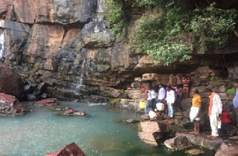 No road no polling station in this village 300 फीट उतरकर बुझाते हैं प्यास, न सड़क न मतदान केन्द्र, वोटिंग से हैं अंजान ग्रामीण