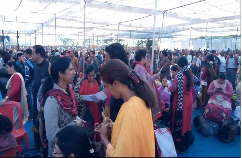 patrika MP ELECTION 2018 : video : सुबह 7 बजे से पहुंचे मतदान दल, आदेश के लिए मशक्कत