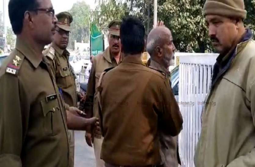 lucknow जमीन कब्जे को लेकर मुख्यमंत्री आवास के निकट बुजुर्ग ने किया आत्मदाह का प्रयास