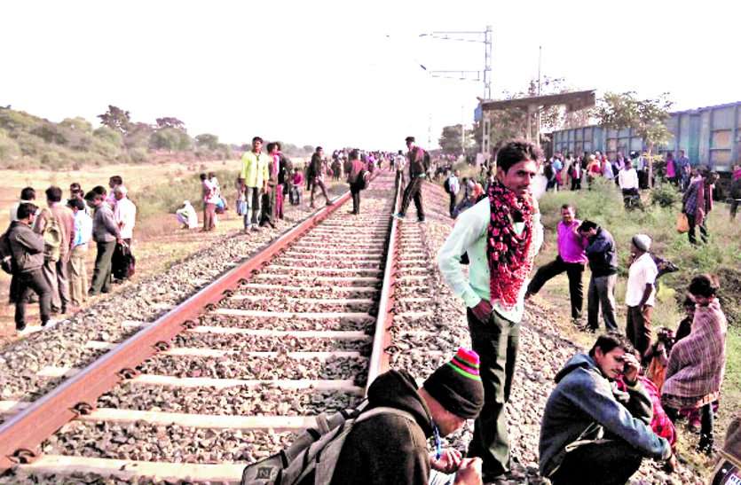 indian railway जेडी का इंजन हुआ फेल, छत्तीसगढ़ एक्सप्रेस से यात्रियों को किया रवाना