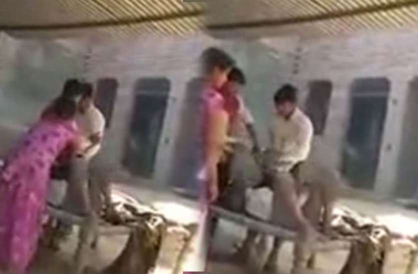 Video Viral VIDEO पांच बीघा जमीन के लिए कलयुगी नाती ने बाबा के साथ जो किया उसे देख आपका खून खौल उठेगा