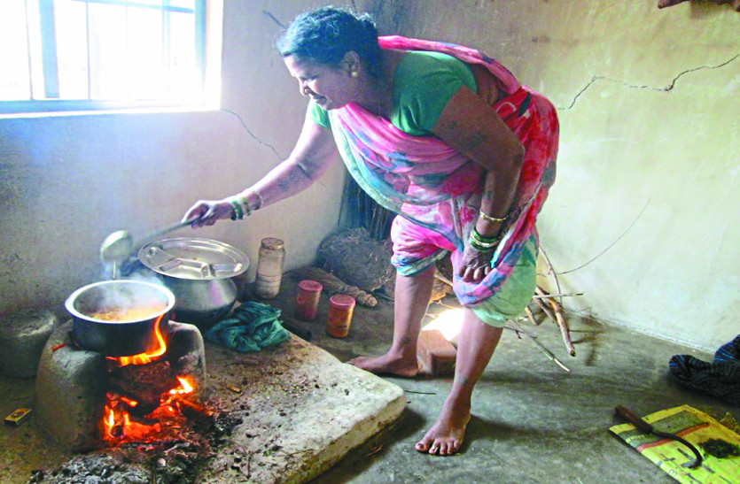 People Not Using Gas For Cooking Mid Day Meal In Kawardha Chhattisgarh ग स स ल ण डर ह न क ब द भ च ल ह म पक रह बच च क मध य ह न भ जन Patrika News