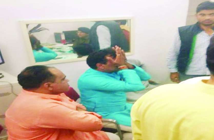 rau in indore पुलिस के सामने फूट-फूटकर रो पड़े भाजपा के ये नेता