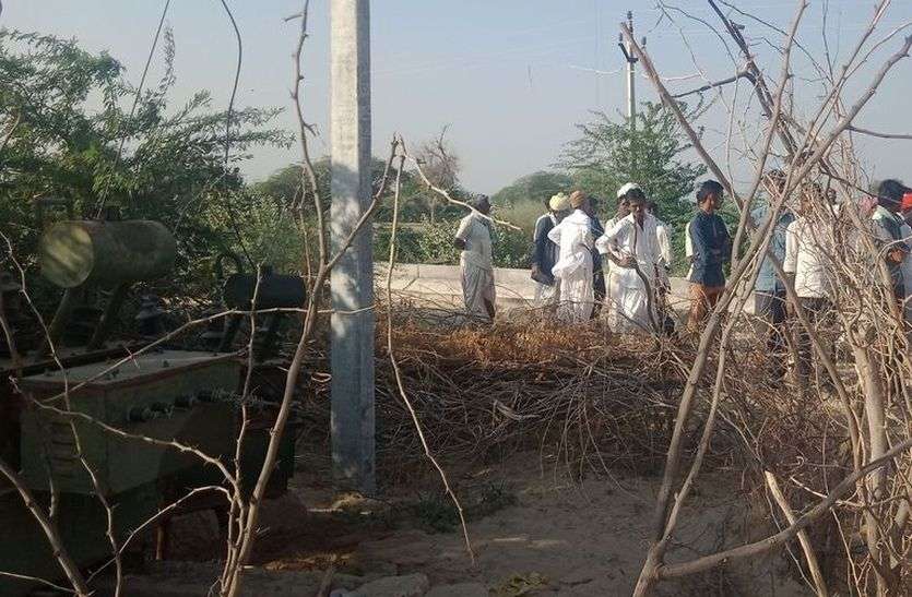 electricity theft खेत में पानी खारा हुआ तो नहर पर अंकुडिय़े डालकर लगा दिया ट्रांसफार्मर, डिस्कॉम ने जब्त किया