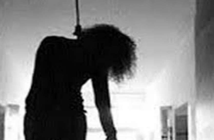 fansi पति ने बताया काम, नाराज होकर पत्नी लगाने चली फांसी फिर....