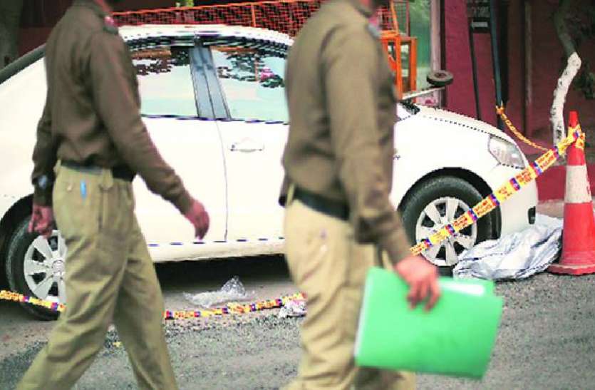 big fraud in gold jewelery जरा सम्हलकर... यहां खुद को पुलिस अफसर बताकर जेवर उतरवा लेते हैं बदमाश