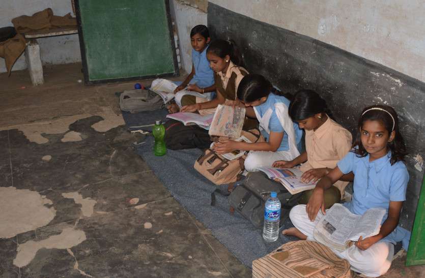nagaur टपकती छत के नीचे पढऩे की मजबूरी