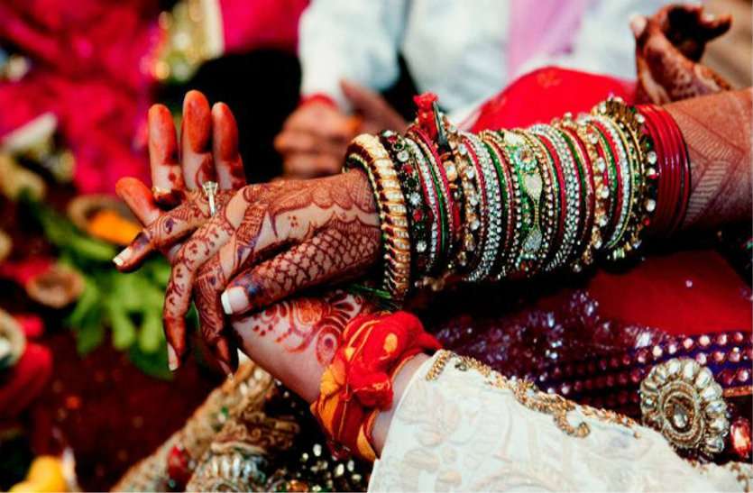 Unique wedding in madhya pradesh अनूठी शादी: रिसेप्शन के बाद दूल्हा-दुल्हन के साथ मेहमानों ने किया वो काम, आप भी बोलेंगे बाराती हो तो ये
