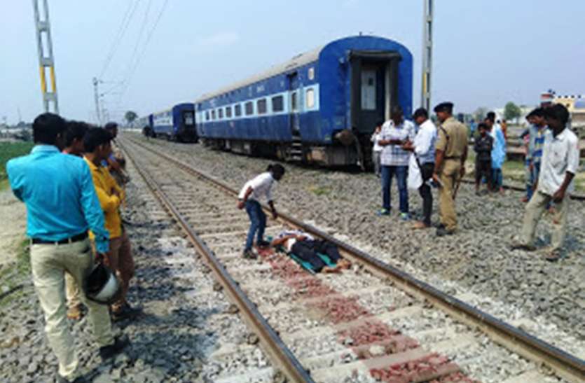 Three Friends Stood On Track In Kanpur ह थ क इश र स र कन च ह ट र न द क म क पर दर दन क म त Patrika News