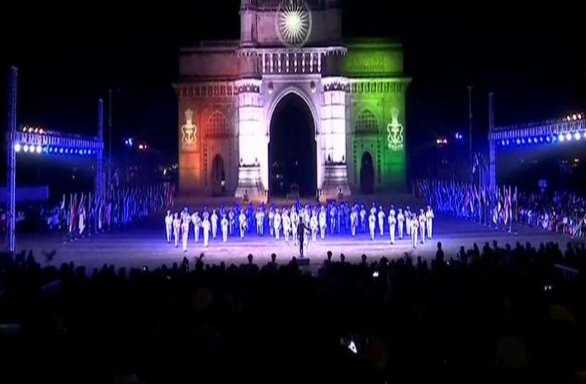 get way of india Video: मुंबई के गेटवे ऑफ इंडिया पर 'बीटिंग द रिट्रीट' की रिहर्सल में दिखा नौसेना का दम