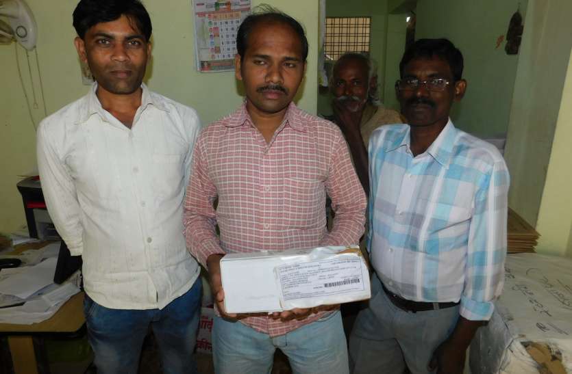 balaghat लालच में युवक ने गंवाया ४००० रुपए मोबाइल की जगह थमाया बेल्ट और वायलेट
