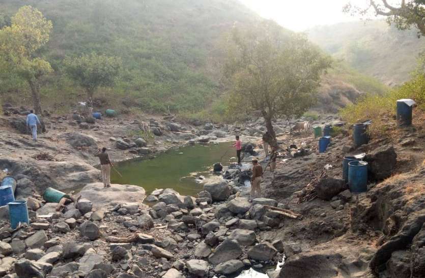pratapgarh पहाडिय़ों के बीच नाले में 6 भट्टियां नष्ट, 120 लीटर शराब की जब्त