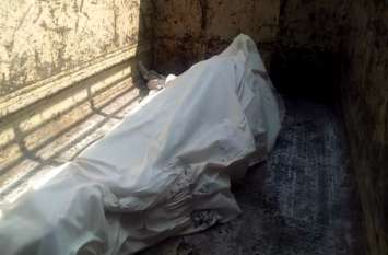 18 year dead body found in kannauj 18 वर्षीय युवती का मक्के के खेत में अर्धनग्न अवस्था में मिला शव, देखें वीडियो