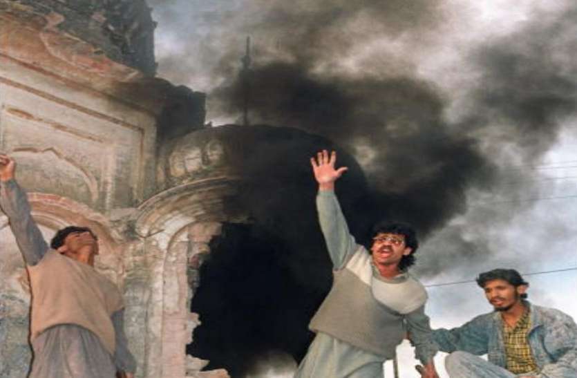 RAWALPINDI, PAKISTAN: Moslem protesters shout anti-indian slogans after setting a Hindu temple on fire and demolishing part of the stone work 07 December 1992 6 दिसंबरः इधर हिंदुस्तान में ढहाई गई बाबरी मस्जिद, उधर पाकिस्तान में ढेरों मंदिर किए गए नष्ट