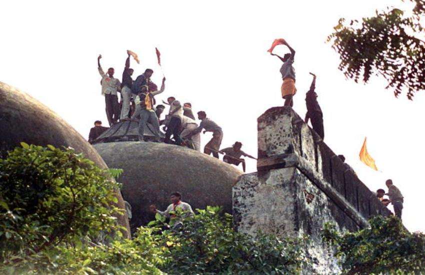 बाबरी मस्जिद ढांचा ढहाते लोग