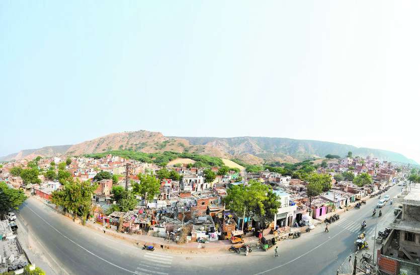 udaipur kachhi basti उदयपुर की कई बस्तियों में खाना पहुंचा, लोगों ने स्वीकारा, शराब बांटने पर कोई हंसा, कोई भाग निकला...