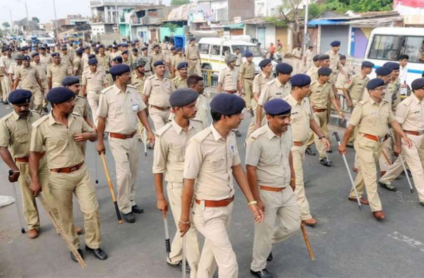 झारखंड: हजारीबाग में सांप्रदायिक तनाव, लोगों ने 4 मोटरसाइकिलों में लगाई आग झारखंड: हजारीबाग में सांप्रदायिक तनाव, लोगों ने 4 मोटरसाइकिलों में लगाई आग