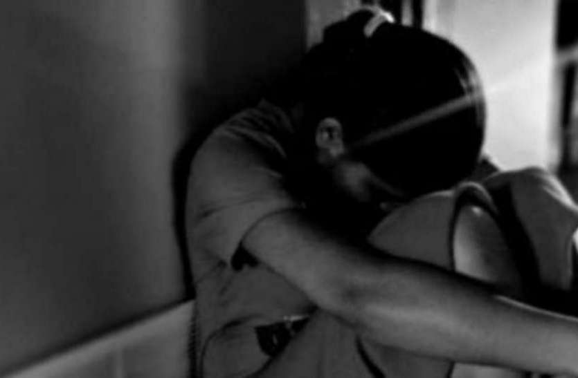 rape पहले दो साल तक पिता ने किया रेप, फिर कई और लोगों ने भी बनाया हवस का शिकार, ऐसे खुला राज