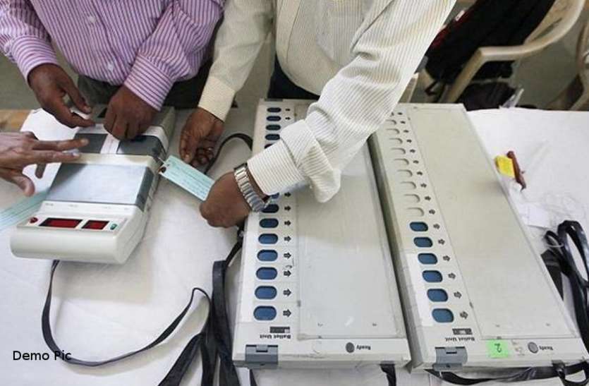 banswara Voting Update From Banswara : बांसवाड़ा में कुछ स्थानों पर ईवीएम हुई खराब, मतदान में बाधा फिर भी उत्साह बरकरार