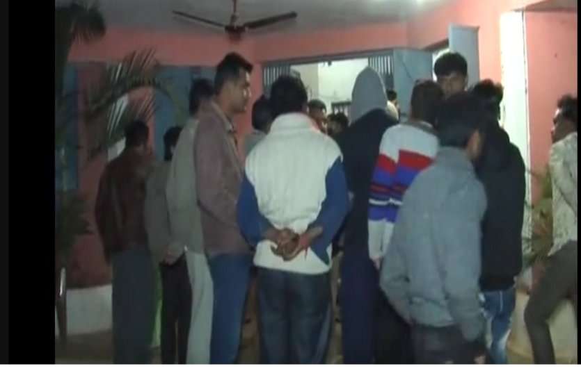 crowd लड़कियों को देखकर ये जवान बन गया हैवान और करने लगा छेड़छाड़, बचाने आए लोग ही पड़ गए आफत में