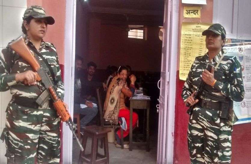 Rajasthan Election 2018 : Only Women Workers On Polling Booth In Alwar Rajasthan Election 2018 Live : एक मतदान केन्द्र ऐसा भी, जहां सभी कर्मचारी थी महिलाएं, सुरक्षा सहित सारा काम था नारी शक्ति के जिम्मे