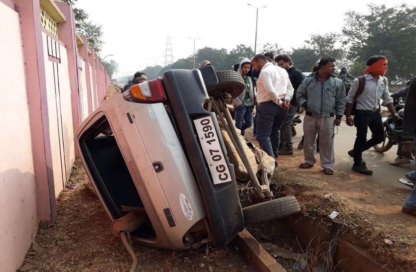 Bhilai patrika भयानक सड़क हादसा: बिजली खंभे से टकरा कर कार के दो टुकड़े हो गए, चालक की मौत