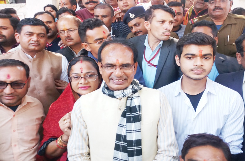 mp election result 2018 shivraj singh chouhan at datia pitambara peet Mp Election result 2018: चुनाव के परिणाम से पहले मां पीताम्बरा के चरणों में पहुंचा सीएम शिवराज का परिवार,VIDEO
