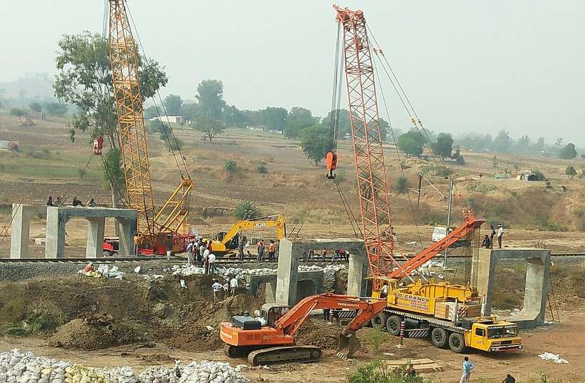 Underground work on Chandshawali hill चांदशावली पहाड़ी पर अंडरब्रिज का काम
