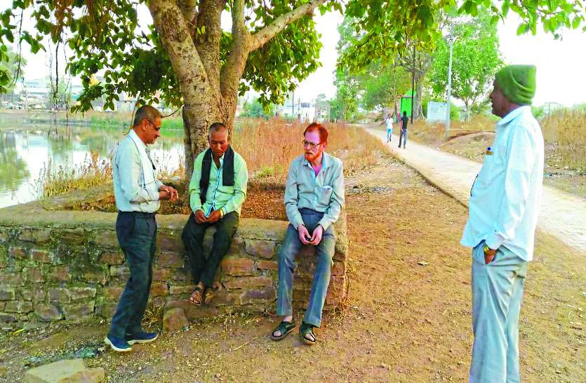 Patrika News लोटाधारियों को रोकने के लिए तालाबों में लगाई गई नपा कर्मियों की ड्यूटी