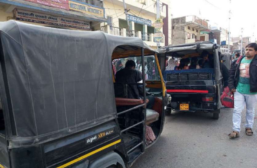 Vehicle driver violating the rules of transport in Singrauli साइड मिरर का नियम तो भूल ही गए वाहन चालक