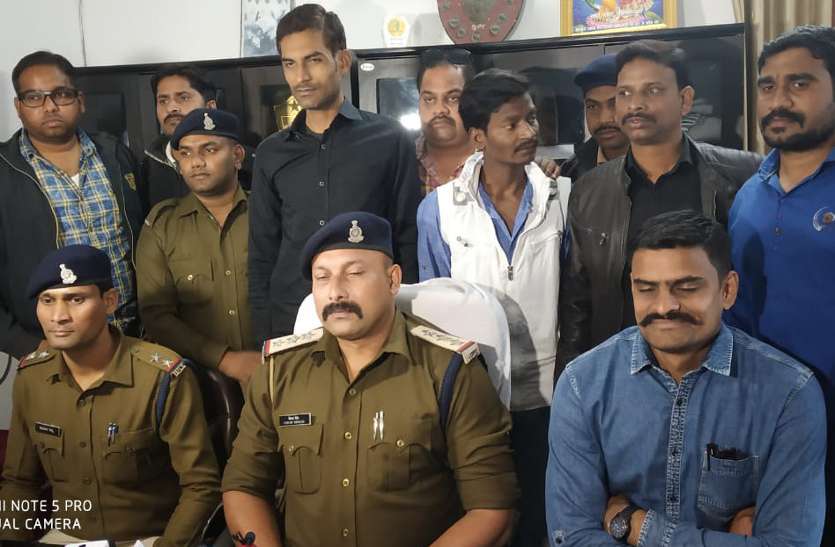 2 arrested with brownsugar बर्खास्त होने के बाद भी आरक्षक नहीं छोड़ पाया ये घिनौना काम, इस बार दोस्त के साथ हुआ गिरफ्तार