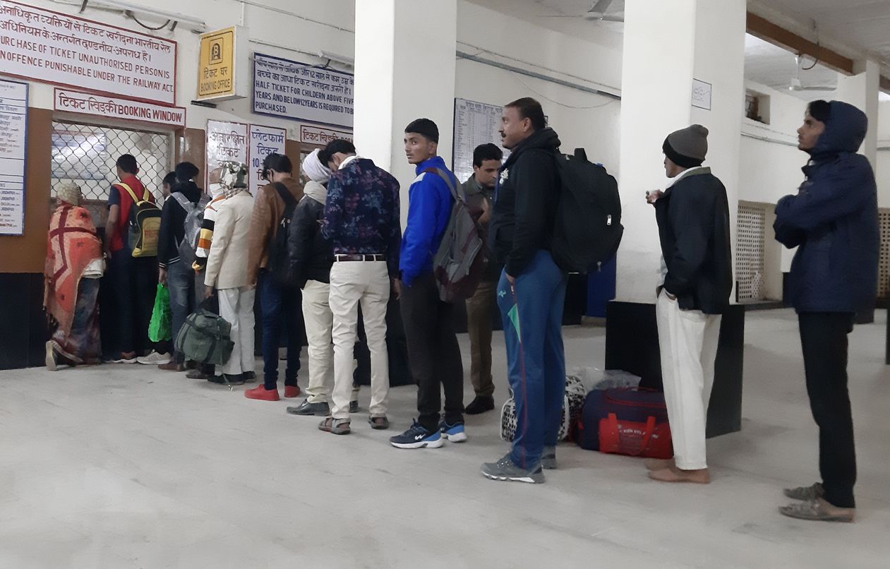 यात्रा करना है जरूरी, फिर से लाइन में लगने की मजबूरी यात्रा करना है जरूरी, फिर से लाइन में लगने की मजबूरी