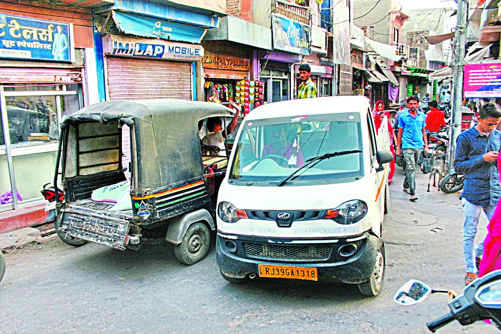 यातायात व्यवस्था बिगड़ी, आमजन परेशान यातायात व्यवस्था बिगड़ी, आमजन परेशान