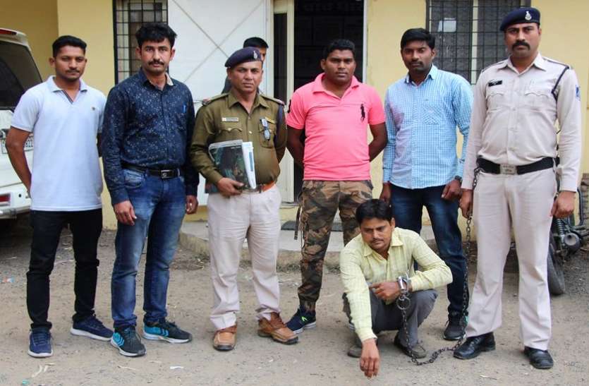 police girft me aropi खेत पर देरी से पहुंचा तो दोस्त ने दराते से हत्या कर नदी में फेंका शव