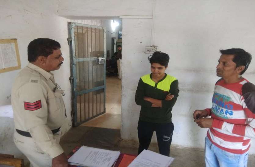 report in police station बस मात्र दो मिनट रुकी, उसी बीच डिक्की से बदमाश ले उड़े 24 बैग