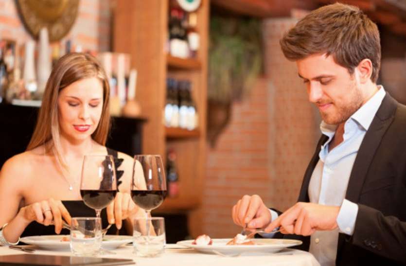 table manners Table manners: पार्टन के साथ रोमांटिक डेट पर जाने से पहले सीख लें ये डायनिंग टेबल मैनर्स टिप्स